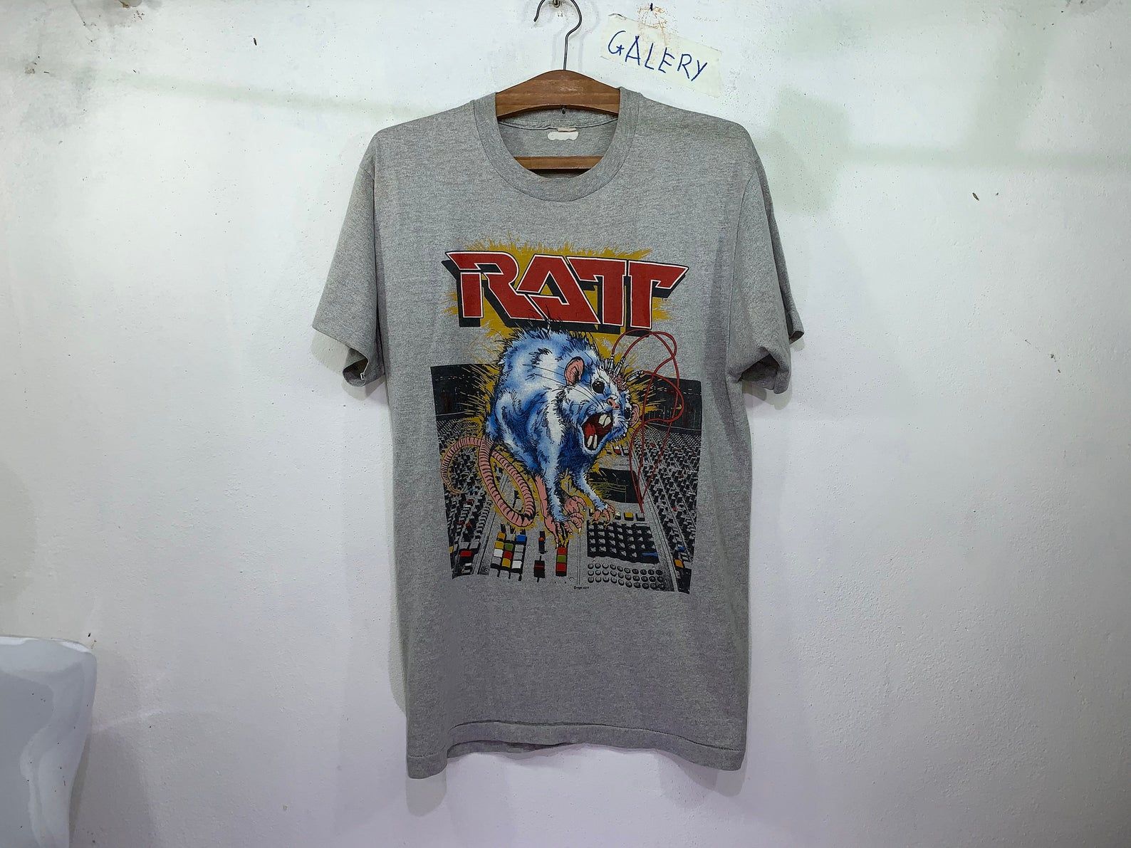 Rare! Vintage Ratt N Roll Tour 1984 Out Of The Cellar Mickey Ratt American Glam Metal Band Stephen Pearcy Chris Hager T-Shirt L