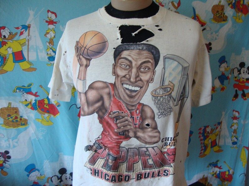 Vintage 90S Scottie Pippen Chicago Bulls Thrashed Nba Basketball Cartoon Caricature T Shirt
