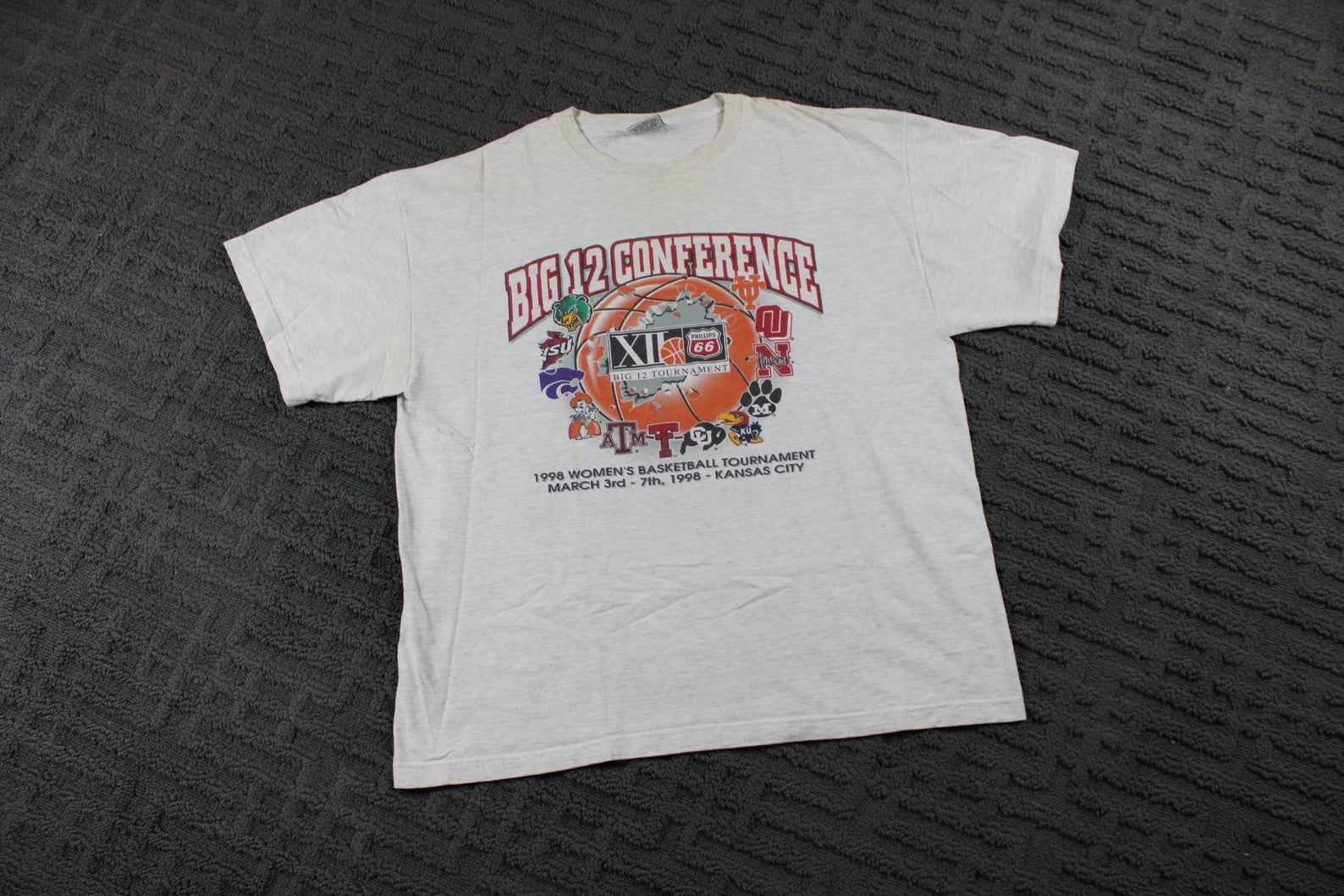 Vintage Basketball T / 90S College Team Promo Graphic T-Shirt